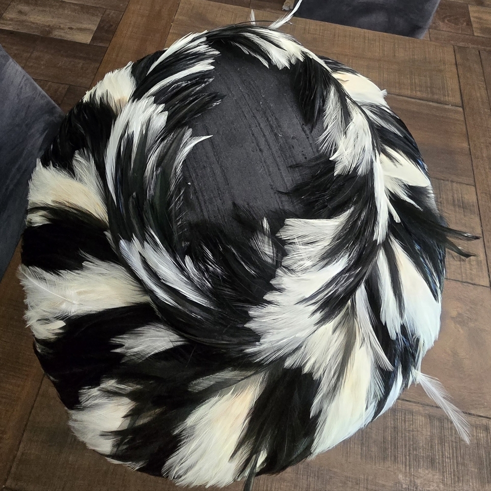 Donna Vinci back and white feather hat. One Size. - Picture 3 of 4